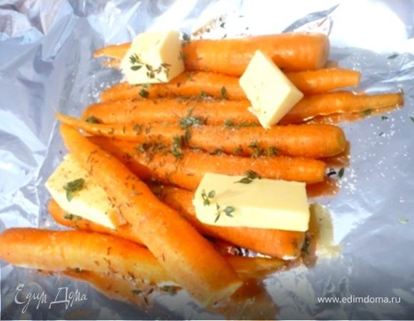 Морковку если она молодая, хорошенько помыть щеткой, но чистить не стоит. Можно взять и не молодую, тогда почистить и нарезать пополам. Длиный лист фольги сложить вдвое. Края загнуть к верху. Уложить туда морковки и посыпать их семенами кумина, растолоченным в ступке, солью и тимьяном. Полить вином и положить сверху 4 небольших кубика масла. 

