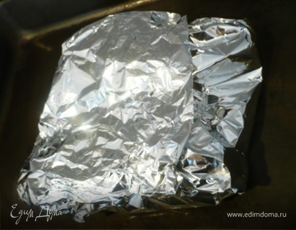 Фольгу плотно скрепить. И выпекать морковку в разогретой дол 220 С духовке 45 минут. "Старую" морковку возможно надо будет подержать чуть дольше.
