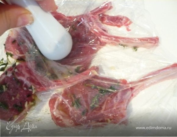 Тимьян и чеснок растолочь в ступке. Добавить оливковое масло и перемешать. Натереть этим маслом котлетки, посолить их и поперчить. Завернуть в пленку и немного побить - "без фанатизма",  как говорит Вениамин, до 1 см. толщины. Мясо нежное и может порваться. 
