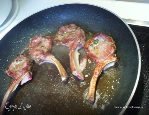 Обжарить в горячем оливковом масле с двух сторон до золотистого цвета. Выложить на тарелку и дать им "отдухнуть" 1 минуту. 
