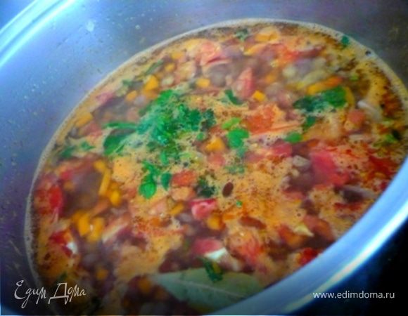 ЧЕЧЕВИЦА: В масле потушить до мягкости (не до цвета!) лук, морковку и чеснок. Добавить чечевицу, томаты, бульон (или воду, чтобы покрыло), лавровый лист, тимьян и петрушку. Посолить и поперчить. Варить до готовности чечевицы. Подавать, посыпав мятой или базиликом с ложечкой сметаны или йогурта.
