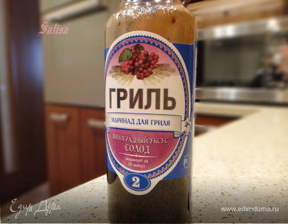 Бедрышки промыть, просушить бумажным полотенцем, поместить в большую кастрюлю с крышкой.