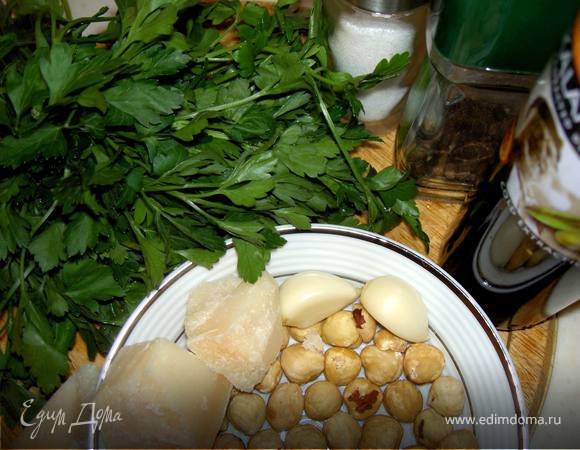 Фундук измельчить в блендере. Добавить петрушку, чеснок, масло, немного соли, перца и все измельчить. Получившийся соус еще раз приправить.
Если песто получилось слишком густым добавьте немного воды, в которой варилась паста. 