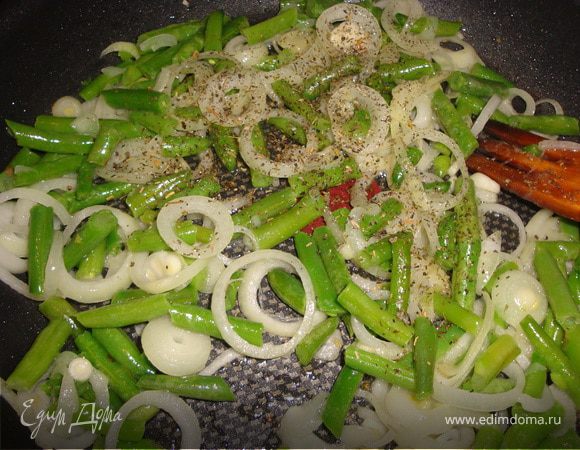 Далее режем колечками лук и обжариваем на олив масле на сильном огне несколько минут,чтобы горечь ушла, но похрустывал добавляем фасоль( у меня была замороженная)прованские травки и держим до мягкости фасоли.