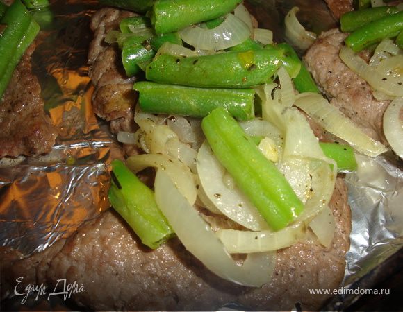 Готовую фасоль с луком выкладываем на наше мяско