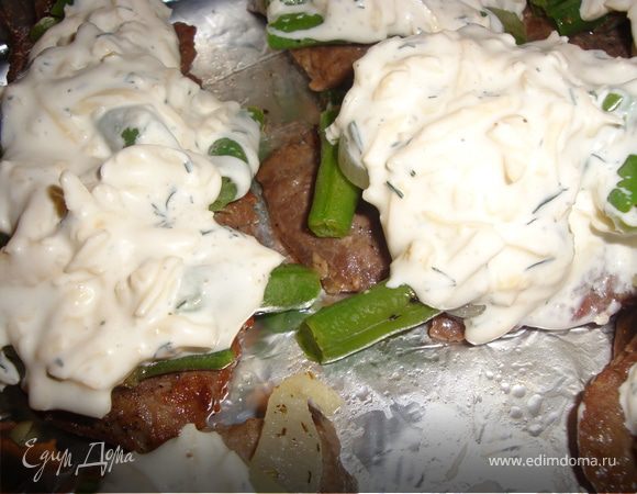 Трем на крупной терке сыр, добавляем сметану, майонез и зелень, перемешивае и покрываем нашим соусом мясо с фасолью. Отправляем наш противень разогретую 180гр духовку на 15-20 мин