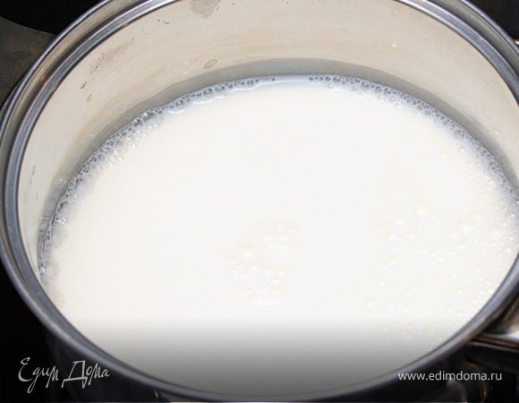 Прокипятить молоко, оставить остывать.