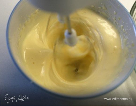Миксером на больших оборотах взбить желтки в крепкую пену.