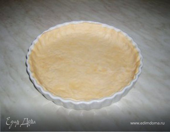 Круглую форму (~26 см.) хорошо смазать. Муку, соль, масло и воду смешать и замесить тесто, чтобы оно было элостичное. Тето расскатать и выложить его в форму.