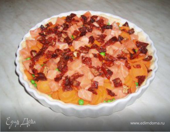 Духовку разогреть до 200 °С. Морковь почистить, нарезать  круглежками и вместе с зелёным горошком поварить 5 минут в подсолёной воде, затем откинуть на дуршлаг и дать хорошо стечь. Помидоры и ласось порезать кубиками и вместе с горошком и морковью выложить на тесто.