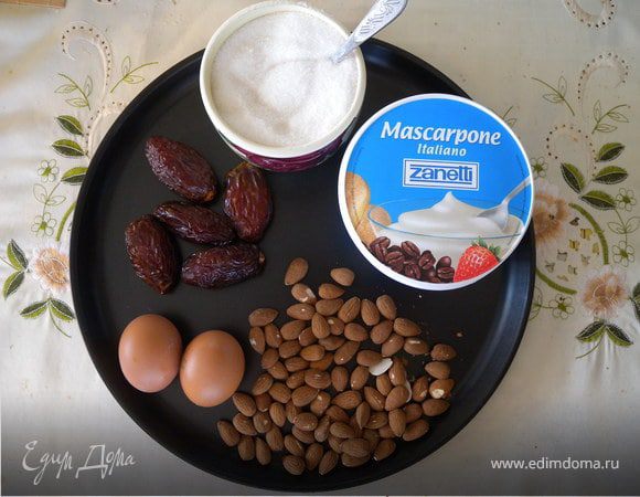 Приготовить продукты. (Вместо фиников можно использовать любые сухофрукты: банан, курага, дыня. А вместо миндаля: грецкий орех, кешью, макадамия, фундук, бразильский...)