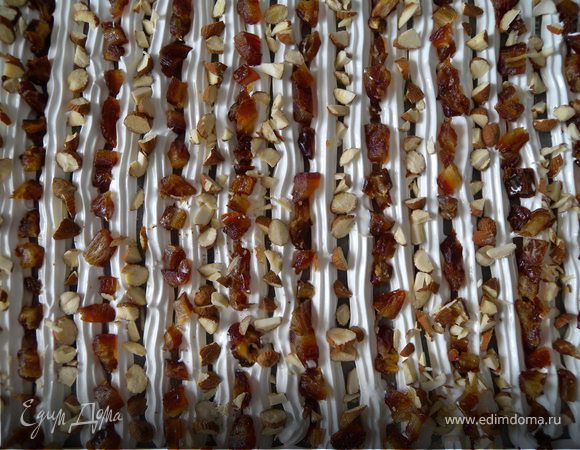 В разогретую духовку до 150. Снизить температуру до 100 С и высушивать около  1-1,5 часов, так как меренги достаточно тонкие. 