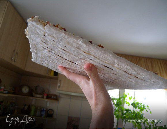 Полностью остудить. Снять с бумаги. Аккуратно разделить на желаемые квадраты. У меня получилось 9 шт. Как вы понимаете, для 4 пирожных нужно 8 шт. Значит одно - лишнее. Я тут же от него избавилась...;-)))