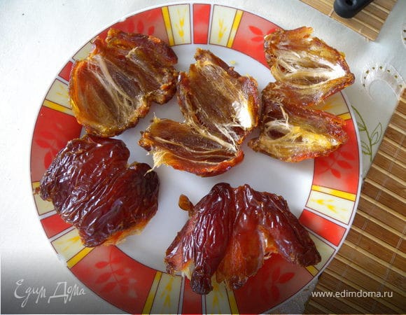 Из фиников изъять косточки, распластать, отправить в морозилку до затвердения, чтобы легче резать.