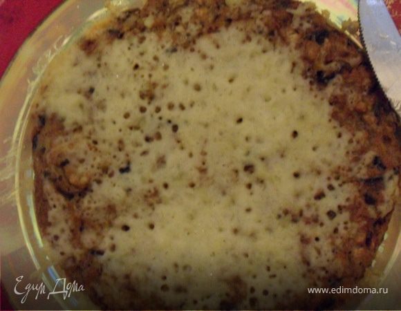 Готовую пиццу аккуратно наклоняя сковородку над блюдом выложить с помощью лопатки.