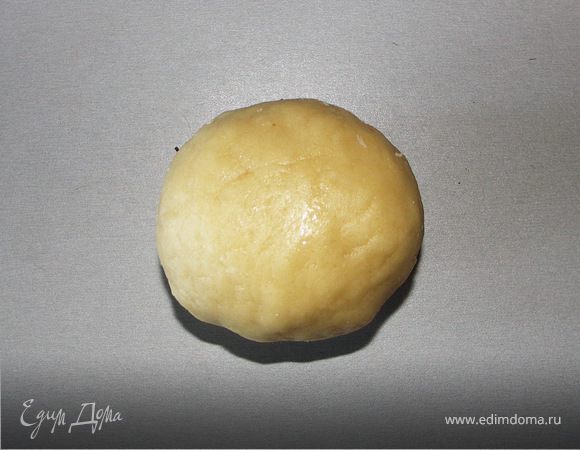 Тщательно и быстро растираем масло с мукой.Добавляем ложку воды и стараемся замесить однородное пластичное тесто.Если не хватает(а мне не хватило)начинаем добавлять буквально по 1/5 вторую ложку воды.Как только все крошки собрались воедино,скатываем тесто в шарик и убираем на полчаса в холодильник(можно и на большее время,хоть на сутки).Дно разъёмной формы выстилаем бумагой для выпечки.Из теста раскатываем тонкий корж по размеру дна и укладываем его на бумагу.А дальше есть два варианта.В первом случае мы будем выливать начинку на сырое тесто и  тогда корж после выпечки у нас будет,нежный,бледный и почти незаметный.Во втором варианте мы наколем тесто много раз вилкой и отправим в духовку 200С на 10 мин.После дадим ему остыть.В этом случае коржик у нас будет более выразительный и сухой.Выбирайте вариант по душе.:)