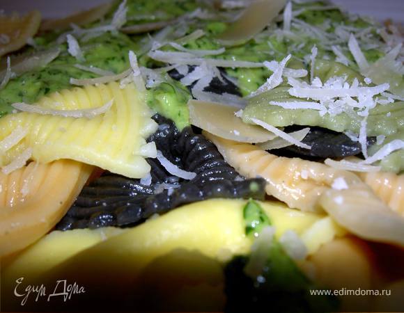 Бантики разложить на подогретые тарелки, сверху положить по паре ложек песто. По вкусу посыпать блюдо тертым пармезаном.