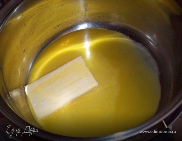 Одновременно растопить маргарина на водяной бане.