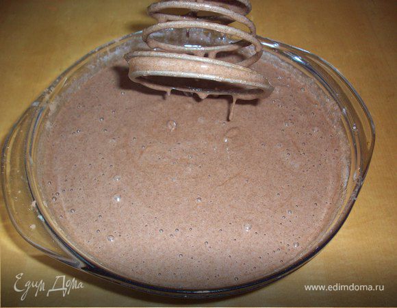 К взбитым яйцам ввести мед и какао.