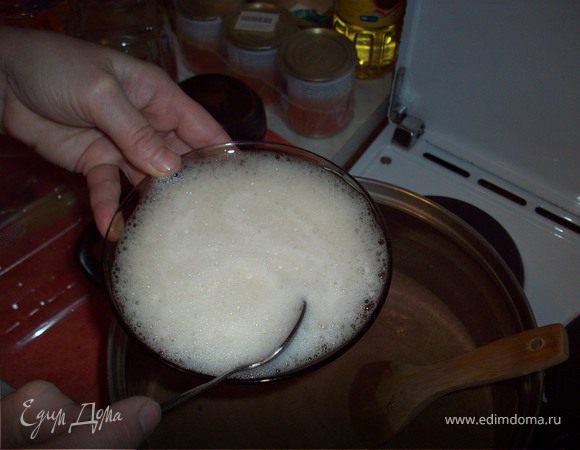 Постоянно помешивая ввести гашеную пищевую соду.