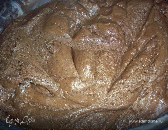 Тщательно размешать и прогреть массу, но до кипения не доводить.
Убрать с плиты и ввести муку.
Не торопитесь вводить всю муку, помните, что это тесто при остывании становится гуще.