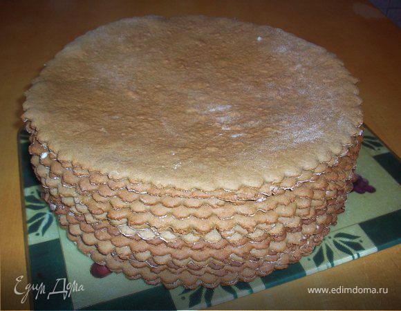 Выпечь коржи на верхнем уровне духовки при 200-210 градусах 3-5 минут.
Выпеченные коржи охладить.