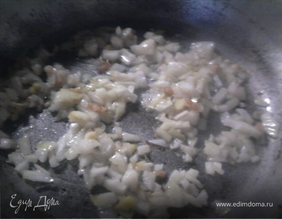 Пожарить на масле порезанную луковицу, добавить 1 ст.ложку муки, и обжарить до золотистого цвета, влить около 0,5 стакана воды (или бульона), так чтобы получился соус, проварить его минут 5. Слегка остудить и смешать с рыбой. Добавить зелень, поперчить, можно добавить фенхель.