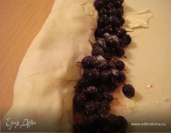 далее проложить вдоль смородину и посыпать её 1 ст.л. сахара. Завернуть штрудель.