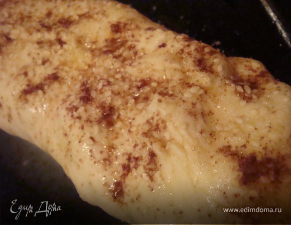 переложить штрудель на противень смазанный растительным маслом. Сверху штрудель смазать взбитым яйцом, посыпать кунжутом и 1 ст.л. сахара.