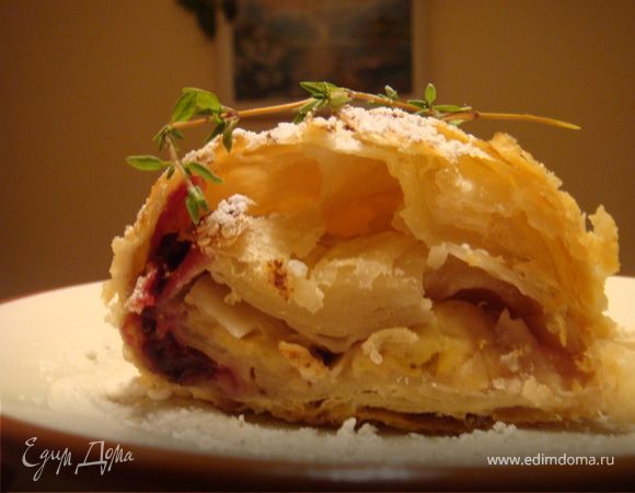 Можно еще присыпать немного какао. Выпекать 20 минут до образования румяной корочки.
Вуаля! Приятного аппетита!