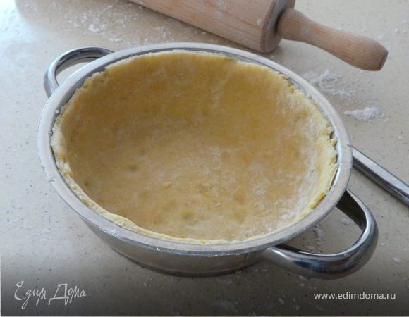 Соединить ингредиенты для теста и сформировать шар. Завернуть пленкой и поставить на 2 часа в холод.
Теперь раскатать 2 круга (в моем случае...или 1 большой), смазать формы и выложить тесто. Заполнить формы бобами и выпечь по 10 минут при 200С. Теперь вынуть бобы и пропечь еще минут 10. Отсудить.