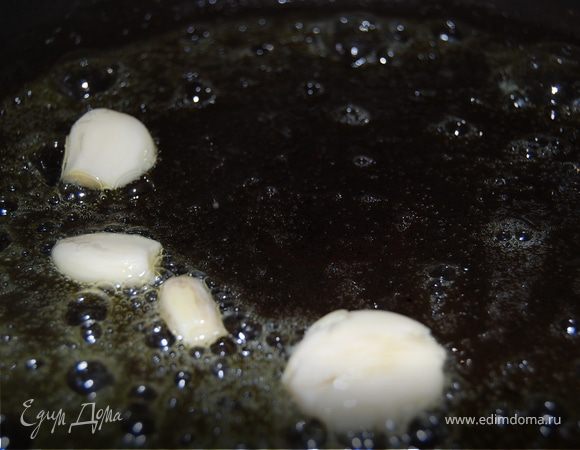 Разогреваем сковороду,вливаем сначало оливковое масло,затем сливочное(чтобы оно не потемнело).Кладем очищенный,раздавленный чеснок,чтобы он отдал запах маслу,пассируем его 2-3 мин и вытаскиваем.