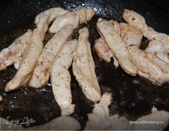 Далее кладем куриную грудку,порезанную на полосочки.Обжариваем мин5-7 и..