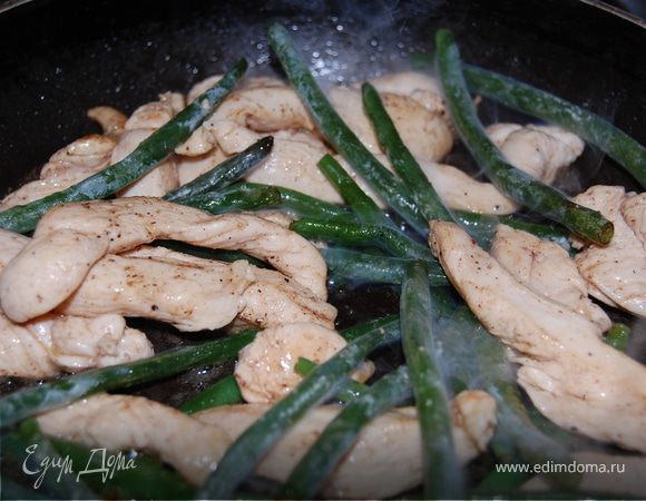 и добавляем фасоль,обжариваем 3-4мин,добавляем..