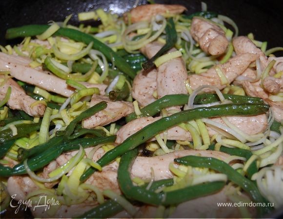 порезанный полукольцами лук-порей,обжариваем2-3мин и