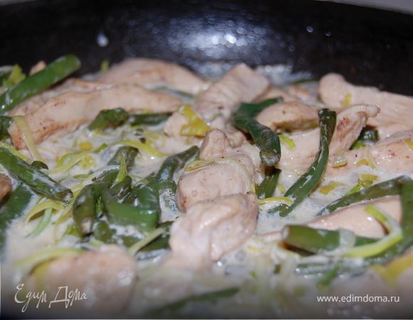 и вливаем сливки,соли ,перчим,добавляем табаско(факультативно) делаем меньше огонь и тушим мин 5-7.Выключаем,накрываем крышкой.Оставляем на плите.
