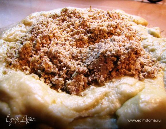 Орехи перемолоть и добавить к тесту.