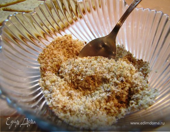 Ложку молотых орехов смешать с двумя ложками сахара, для посыпки.
