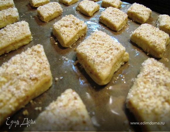 Перед посыпкой рекомендую слегка смазать печенье маслом, тогда крошки легче прилипают и не отстают.