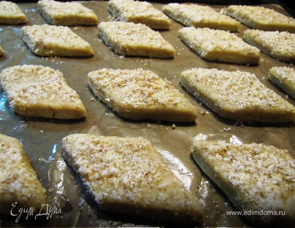 выкладываем печенье на смазанный маслом пергамент и в нагретую до 180 градусов духовку на 15-20 минут.