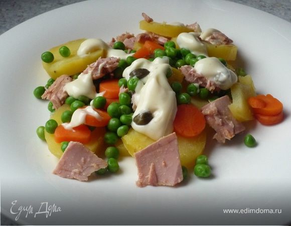 Отварить картофель в мундире, остудить, почистить и нарезать кружочками.
Отварить согласно упаковке зеленый горошек.
Тунец откинуть на сито.
Майонез смешать с каперсами, поперчить. Смешать горошек, картошку, тунец, приправить майонезом с каперсами. Приятного аппетита!