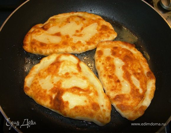 Лепить пирожки из этого теста я пробовала разной формы, но больше всего мне понравились пирожки в виде маленьких чебуреков, вот такие… Т.е. когда вы сформуете пирожок, то потом пальчиками придавите его, чтобы он стал более плоским и начинка распределилась везде. Обжарить на растительном масле.