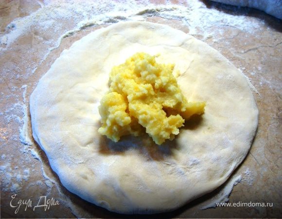 А еще мои бравые ребята очень любят лепешки, которые я делаю так… От общей массы теста отделяете приличный кусок, формуете круглую лепешку (я делаю по привычке это пальцами, а вы можете раскатать скалкой), кладем посередине начинку…