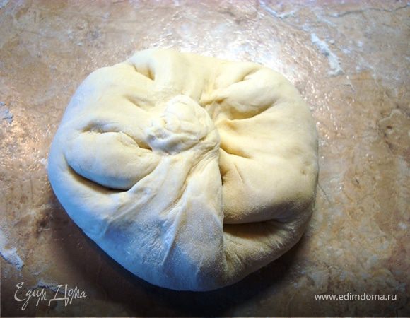 А еще мои бравые ребята очень любят лепешки, которые я делаю так… От общей массы теста отделяете приличный кусок, формуете круглую лепешку (я делаю по привычке это пальцами, а вы можете раскатать скалкой), кладем посередине начинку…