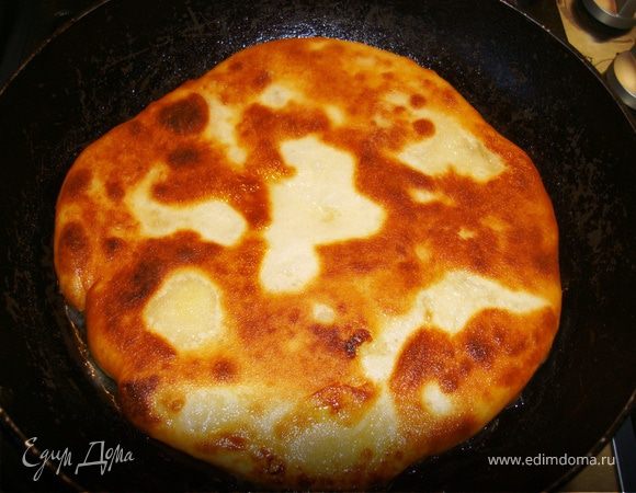 …придавливаем и, я опять-же пальцами, а вы скалкой, формируем лепешку около 1см толщиной. Затем также как и пирожки обжариваем с двух сторон на растительном масле.