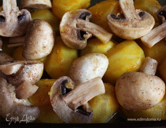 Картофель чистим. Мелкие клубни оставляем целыми, крупные разрезаем пополам. Варим в подсоленой воде до готовности. НЕ ПЕРЕВАРИТЬ! 
Грибы моем, чистим. У меня были крупные шампиньоны, поэтому я их разрезала пополам. Смешиваем все ингредиенты соусов для запекания в разных мисках. Каждую картофелину и гриб щедро купаем в наших соусах и выкладываем на противень. Запекаем 30 минут в духовке при 180 градусах.