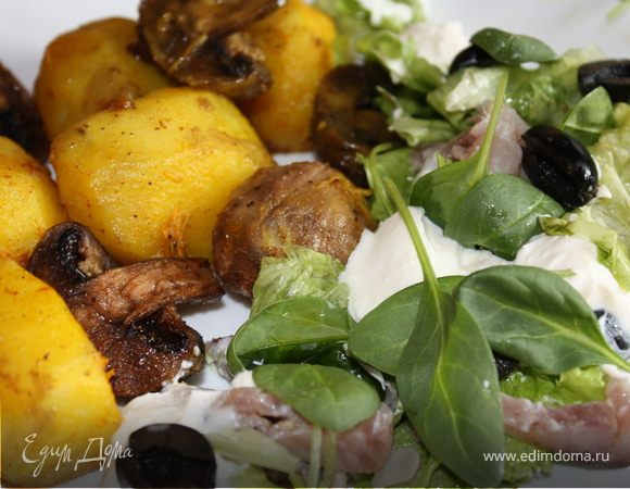 Подавать картошку с грибами вместе с салатом. Приятного аппетита!