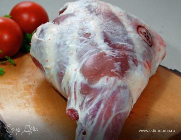 Баранью ногу очистить от жилок, помыть, специи смешать с лимонным соком и растительным маслом. Этой смесью хорошо обмазываем ногу, берём большую чашку, или кастрюлю, кладём туда баранью ногу, очищенный чеснок, накрываем тарелкой или крышкой и ставим всё это дело на ночь (~ 12 часов) в холодильник. 