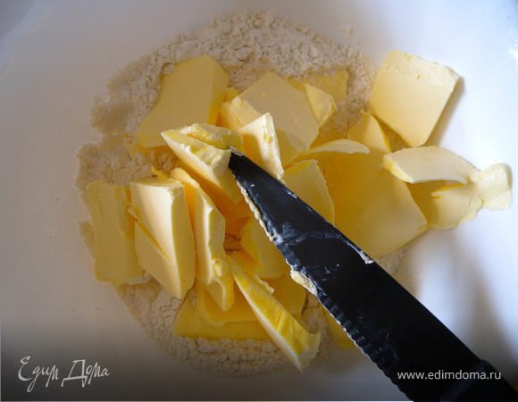 (Тесто подсмотрела здесь: http://www.edimdoma.ru/recipes/19107 Рогалики слоеные"Мираж"  Valentina 78). Холодный маргарин (любой) растираем с мукой и 0,5 ч л разрыхлителя (ножом или ложкой, но не руками). 