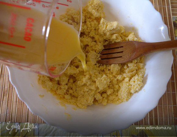 В отдельной посуде взбиваем венчиком воду желток и водку. Добавляем к муке с маргарином и замешиваем тесто лопаткой. 